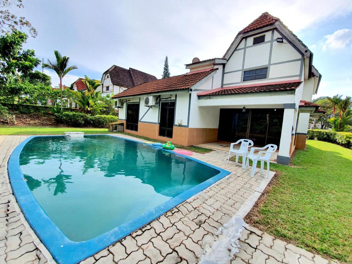 Melaka Afamosa Villa With Private Pool For 10 Pax Alor Gajah Exterior foto