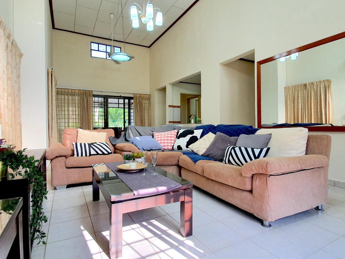 Melaka Afamosa Villa With Private Pool For 10 Pax Alor Gajah Exterior foto