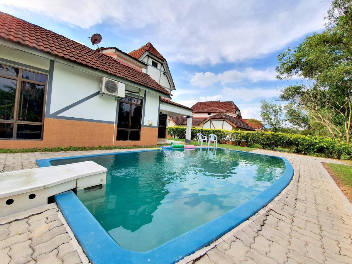 Melaka Afamosa Villa With Private Pool For 10 Pax Alor Gajah Exterior foto